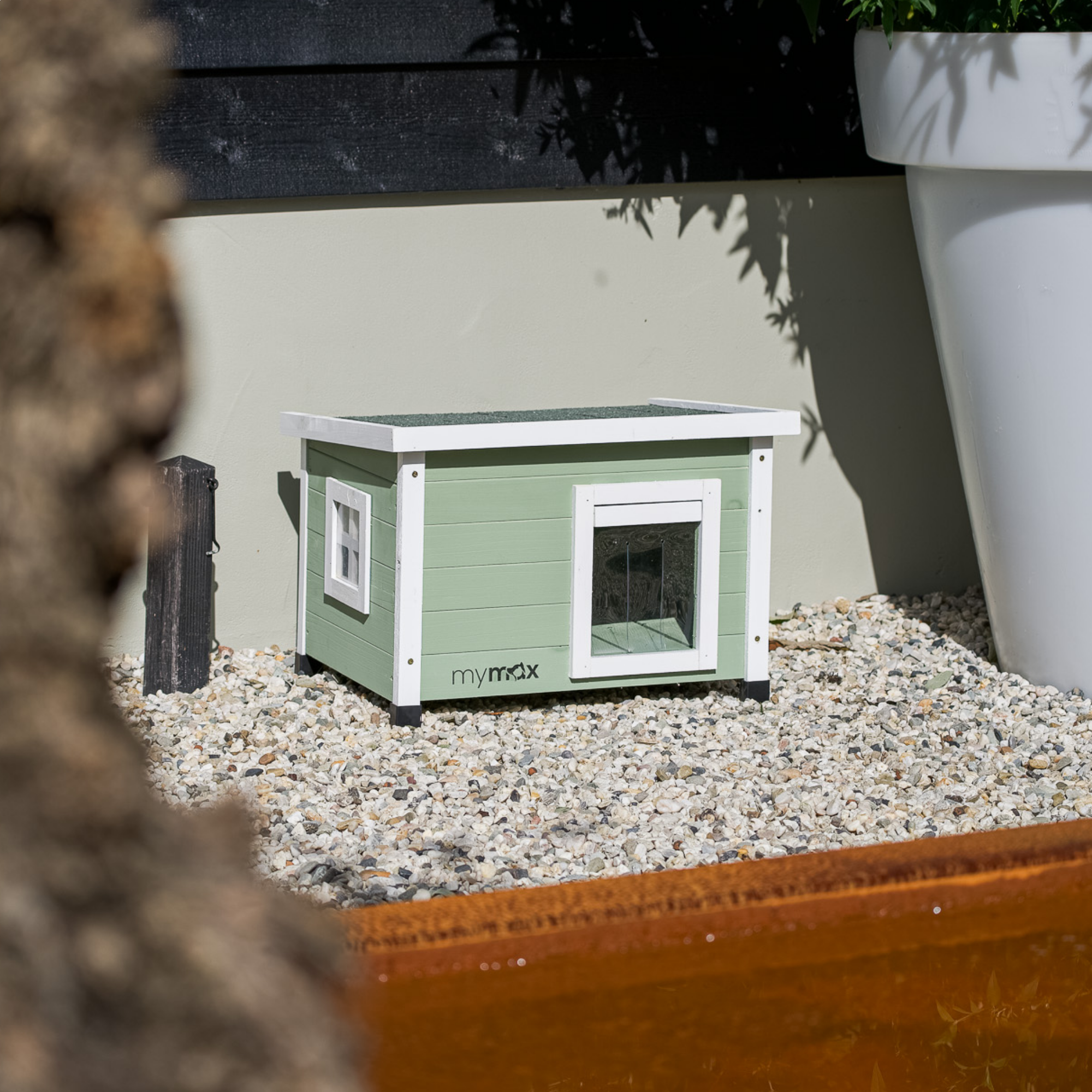 Een Houten Kattenhuisje of een Kunststof Kattenhuis? Ontdek de Beste Keuze voor Jouw Kat
